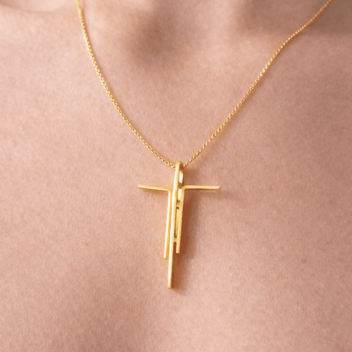 Cruz de cristo com banho de ouro